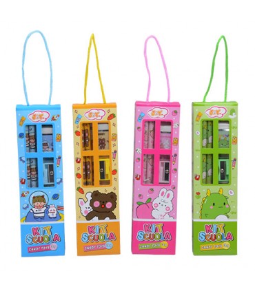 KIT SCUOLA COMPLETO ASSORTITO IN 4 COLORAZIONI CON GUSTOSE CARAMELLE AL GUSTO TUTTI I FRUTTI da 3g CONF. 24PZ