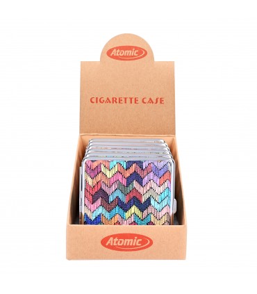Portasigarette Atomic in Metallo CON ELASTICO DIMENSIONI 80X95 MM Expo DA 6 pz. CON 6 COLORI ASSORTITI GRAFICA A RILIEVO