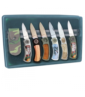 COLLEZIONE GEIT 12 COLTELLI EMBLEMI CON FODERI CAMOU E LAMA DI ACCIAIO CON ESPOSITORE IN VELLUTO E BARRA MAGNETICA ESTRAIBILE