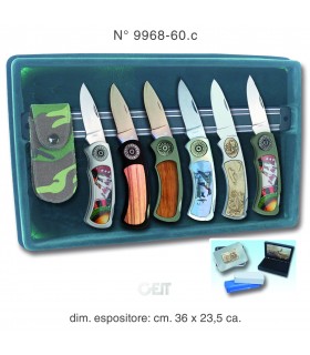 COLLEZIONE GEIT 12 COLTELLI EMBLEMI CON FODERI CAMOU E LAMA DI ACCIAIO CON ESPOSITORE IN VELLUTO E BARRA MAGNETICA ESTRAIBILE