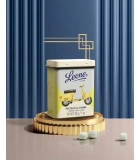 PASTIGLIE LEONE ESPOSITORE LATTINE IN METALLO VESPA 80 GIALLA CON PASTIGLIE MISTE AL LIMONE 30GR CONF.12PZ
