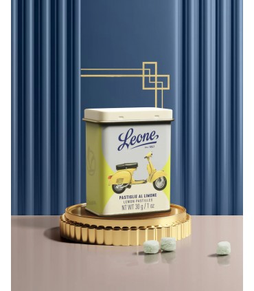 PASTIGLIE LEONE ESPOSITORE LATTINE IN METALLO VESPA 80 GIALLA CON PASTIGLIE MISTE AL LIMONE 30GR CONF.12PZ