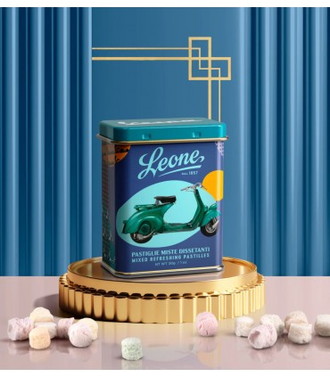 PASTIGLIE LEONE ESPOSITORE LATTINE IN METALLO VESPA 80 AZZURRA CON PASTIGLIE ALLA FRAGOLA 30GR CONF.12PZ