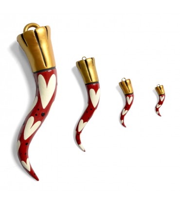 Corno AMORE FONDO ROSSO CM. 4.5 in terracotta, modellato e dipinto interamente a mano con colori acrilici