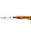 Coltello Chiudibile e Tascabile OPINEL con manico in Legno Colore ROVERE CON INCISIONE Lama in acciaio inox da 8,5 cm.
